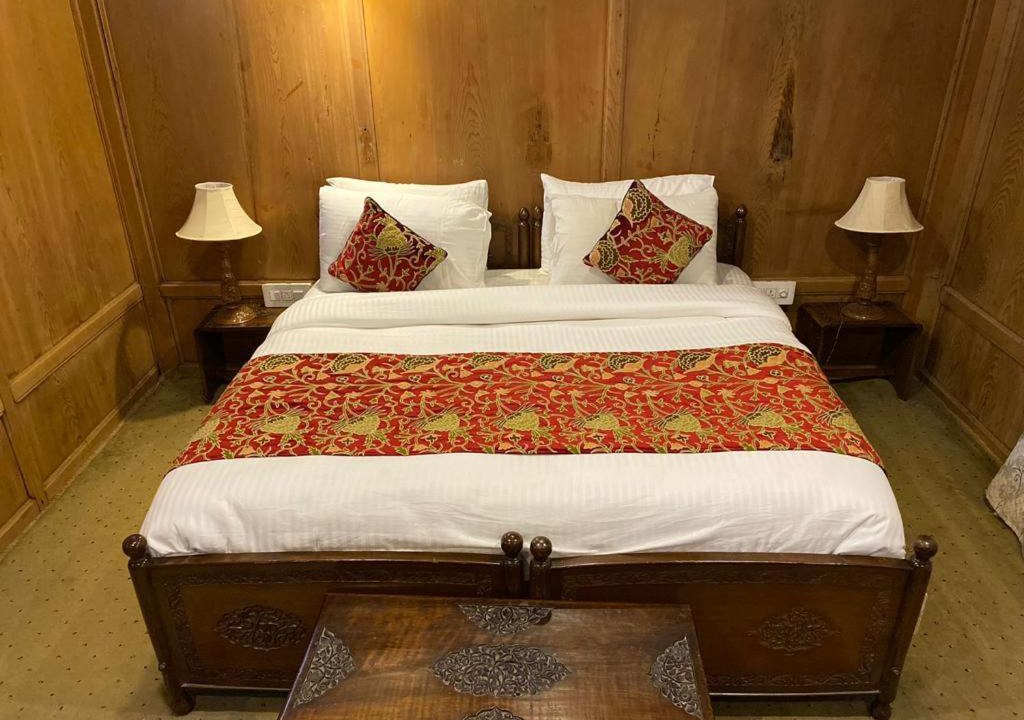 Photo of Bedroom in Dal Lake