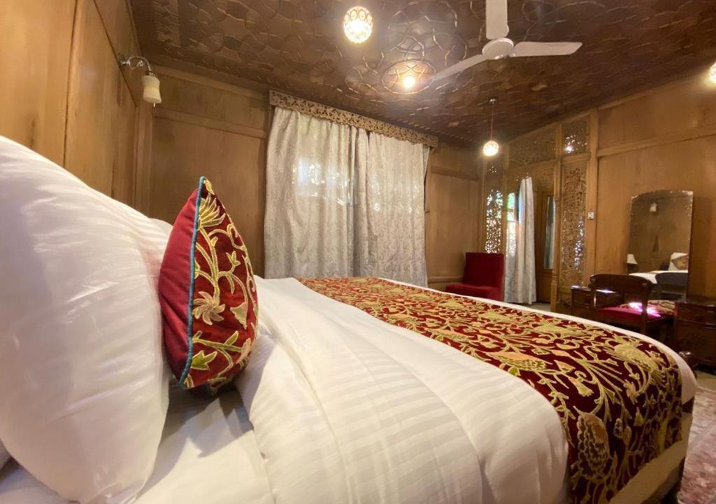 Photo of Bedroom in Dal Lake