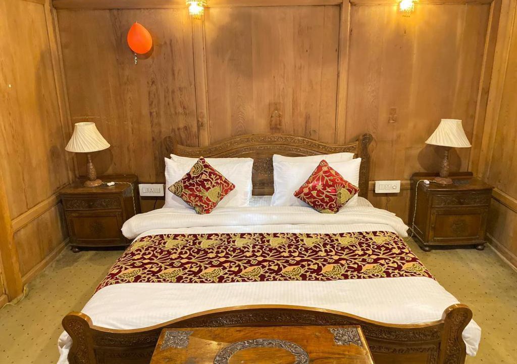 Photo of Bedroom in Dal Lake