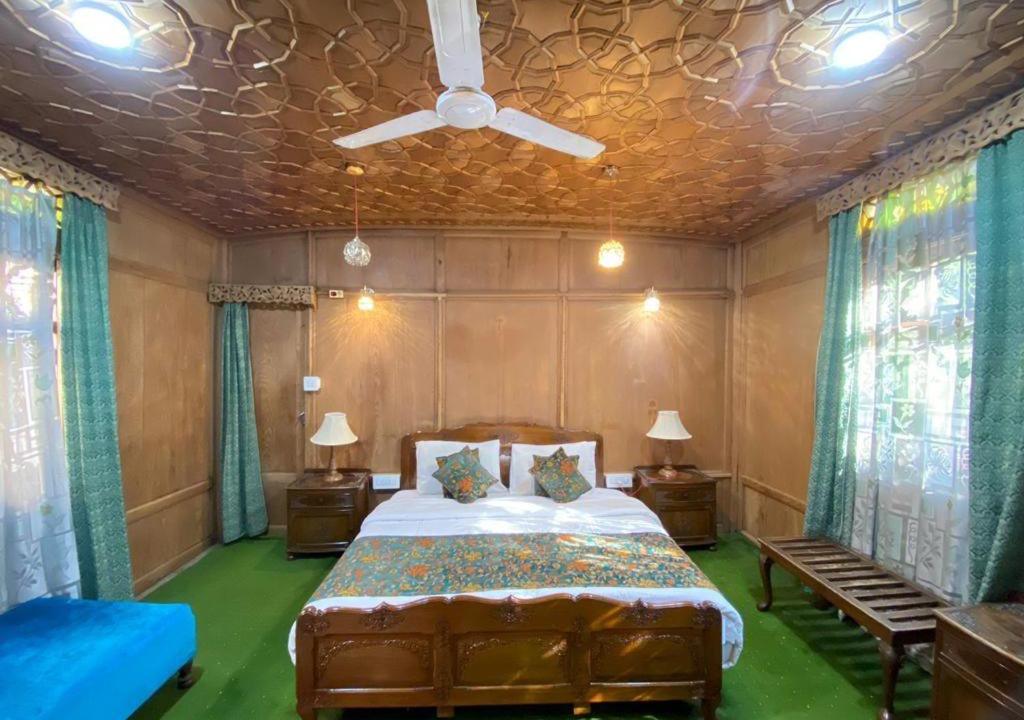 Photo of Bedroom in Dal Lake