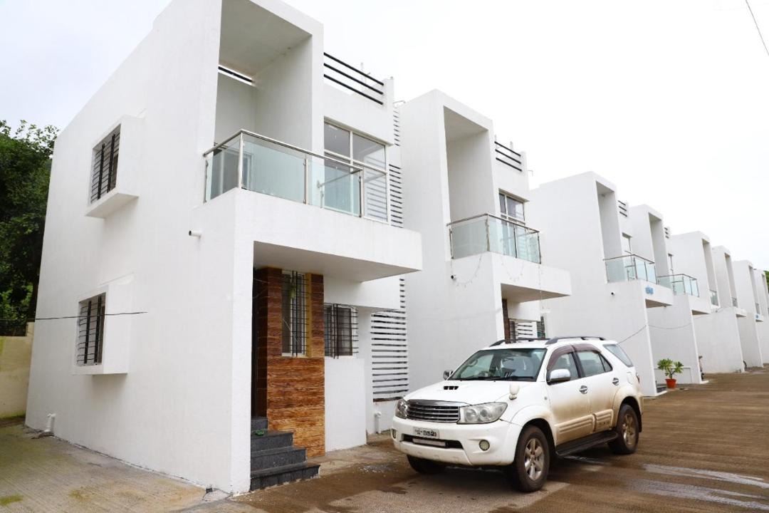 Photo of Buildings in Wai