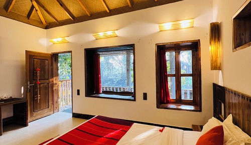 Standard Room, 1 Queen Bed, Balcony, Lake View