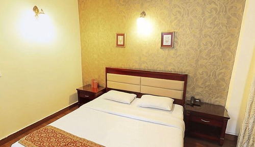 Deluxe Queen Apartment with Balcony