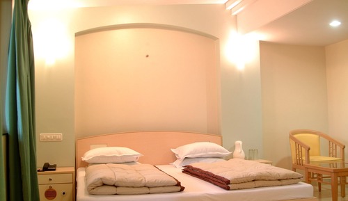 Premium Room, 1 Queen Bed, Smoking, Pool View