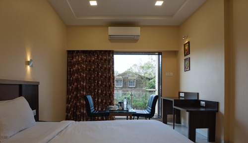 Deluxe Room, 1 King Bed, Smoking, Hill View