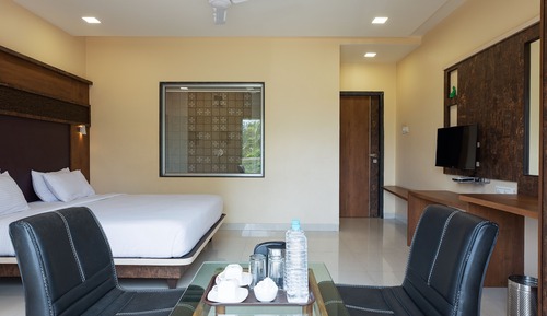 Executive Room, 1 King Bed, Smoking, Hill View