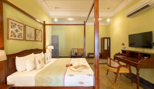 Suite, City View