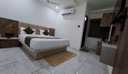 Deluxe Double Room Single Use, City View