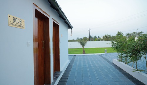 Family Cottage, Pool View