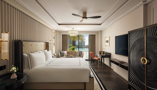 FAIRMONT 1 King Bed Airport View
