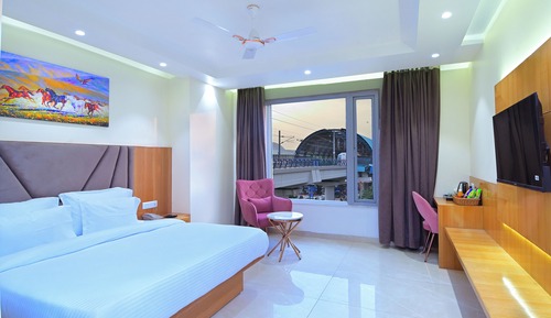 Executive Studio Suite, City View