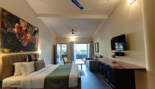 One Bed Room Suite with Semi Private Pool in Villa "Tiger's Den Suite"
