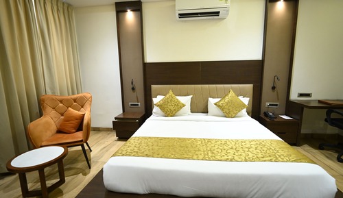 Standard Suite, 1 King Bed, Smoking, Annex Building