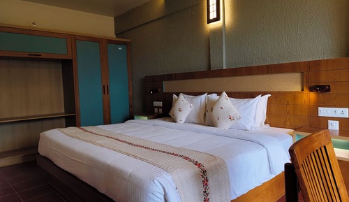 Panorama Vista - Lake and Sunset View, Balcony, King Bed
