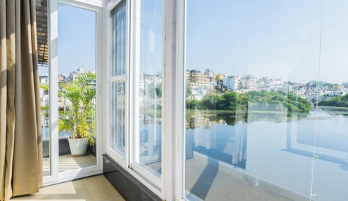 Panoramic Studio Suite, 1 King Bed, Smoking, Lake View