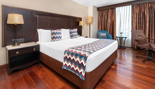 Classic Room, 1 King Bed, Club Lounge Access, Pool View