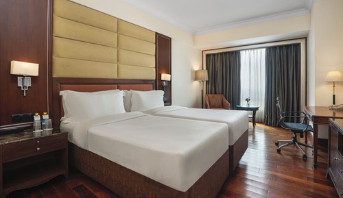 Classic Room, 2 Twin Beds, Pool View