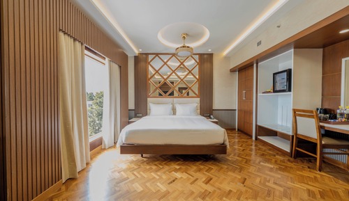 Business Studio Suite, City View