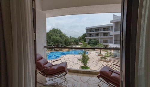 Executive Suite, 1 King Bed, Bathtub, Pool View