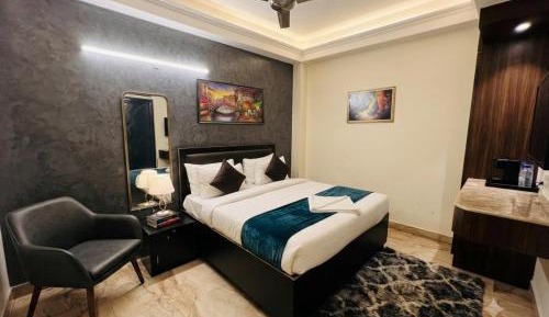 Deluxe Double Room (2 Adults + 1 Child)