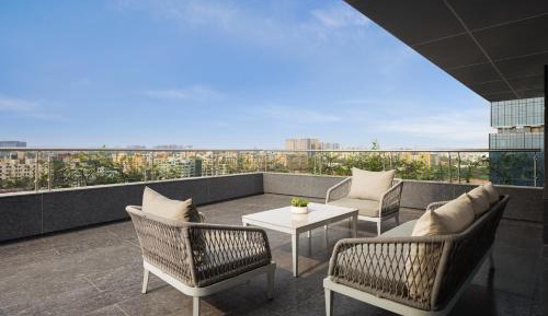 1 King Bed, Executive Lounge Access, Large Balcony, Large Room