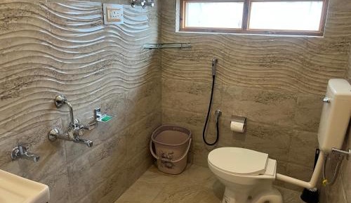 Deluxe Double Room (2 Adults + 1 Child)
