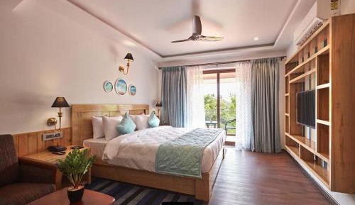 Deluxe Double Room with Side Sea View