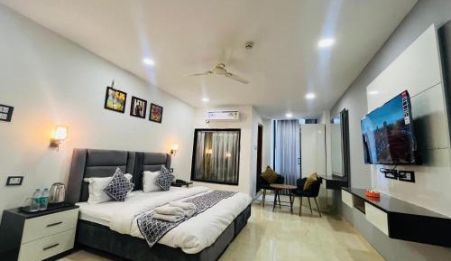 Deluxe Double Room (2 Adults + 1 Child)