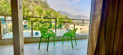 Apartment with Mountain View