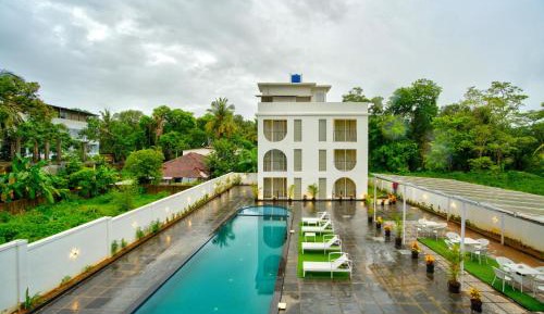 Queen Suite with Pool View