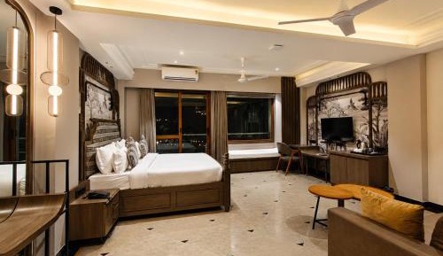 Royal Lake View Suite with balcony