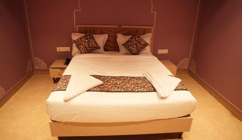 Deluxe Room (2 Adults + 1 Child)