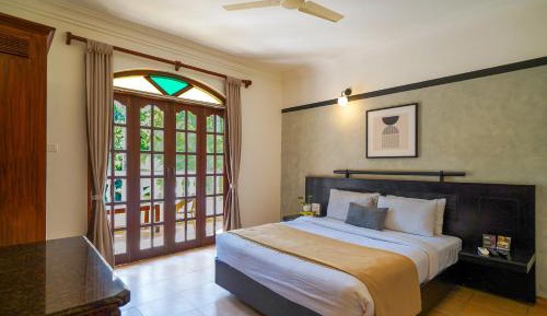 Queen Room with Pool View