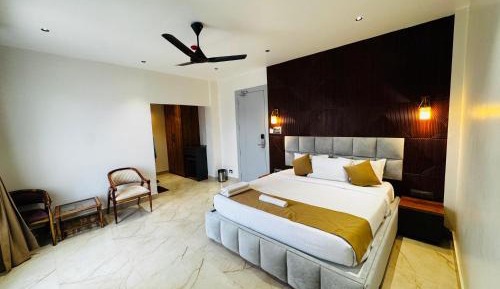 Deluxe Room (2 Adults + 1 Child)