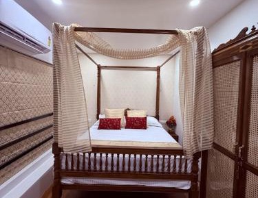 One Bedroom Luxury Private Houseboat with Complimentary Hi-Tea  