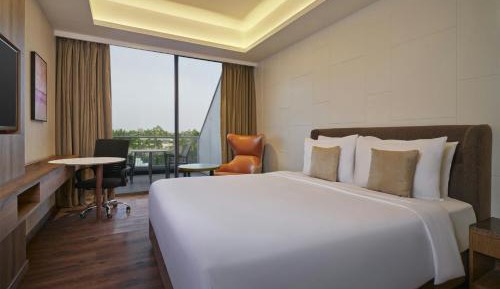 Fern Classic King Room with Balcony and Pool View