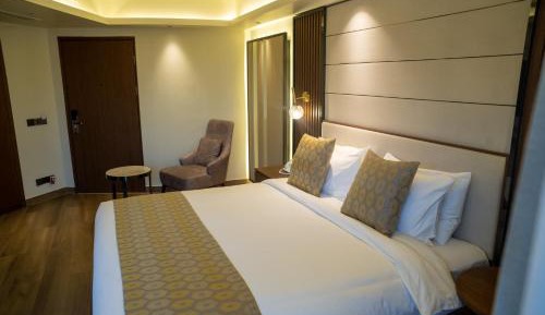 King Room with Roll In Shower - Mobility Accessible