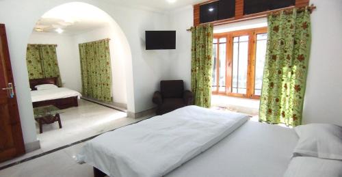 Standard Double Room with Shared Bathroom