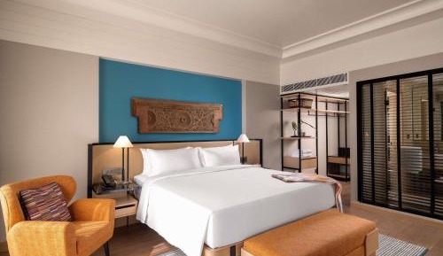 Deluxe Suite 1 King Bed - Lounge Access with Cocktail hours and One Way Airport Transfer
