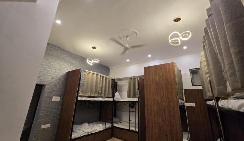 10-Bed Mixed Dormitory Room