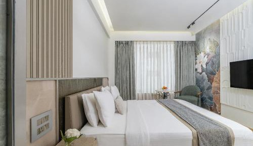 Club Room with 15% discount on F&B and Complimentary Airport Transfers
