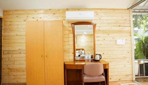 Deluxe Double Room with Side Sea View