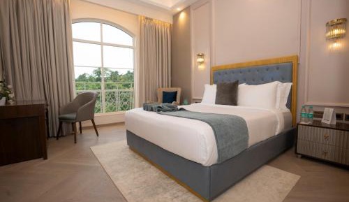 The Serene Room - Garden View