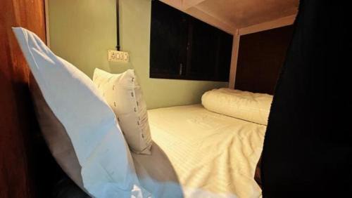 Single Bed in Mixed Dormitory Room