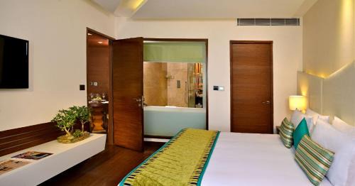 King Suite with Separate Living Room and Private Balcony and with 20% discount on Food, Spa, Beverages and Laundry | 1+1 IMFL from 3pm to 7pm