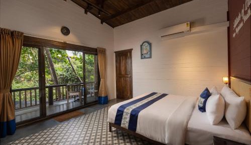 Cliffside Bliss with Outdoor Jacuzzi (Gratitude)  