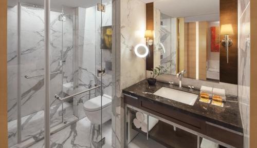 Guest room, 1 King, City view (Enjoy 10% off on Food & Soft Beverages and Laundry)