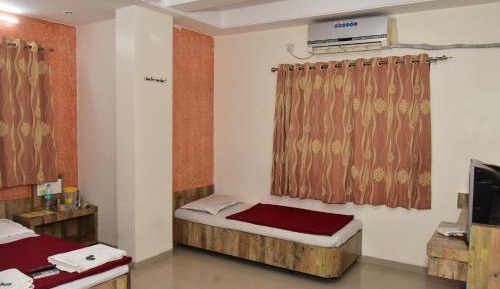 Deluxe Triple Bed AC