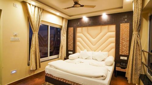 Deluxe Double Room with Side Sea View