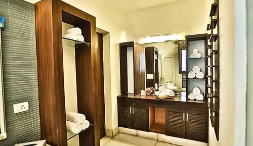 Suite, INR 500 OFF on Airport Transfer and Spa Session